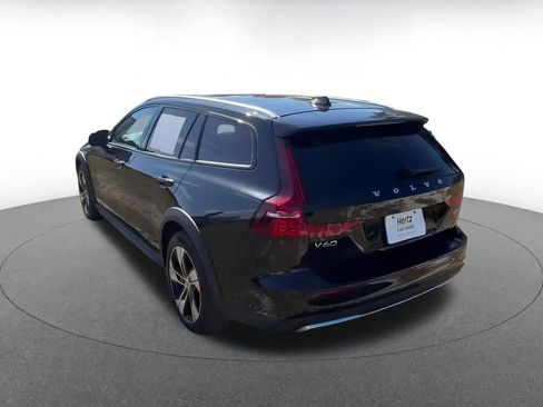 Used 2025 Volvo V60 B5 Cross Country Plus image 11