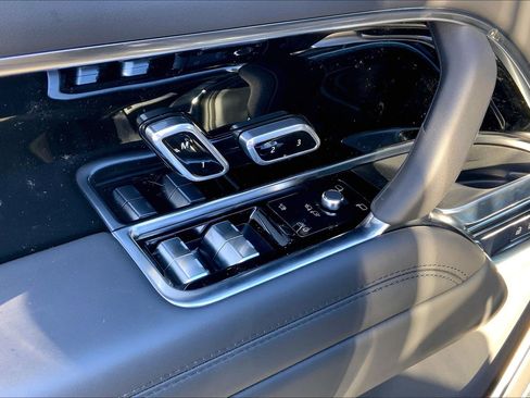 New 2026 Land Rover Range Rover SE image 21