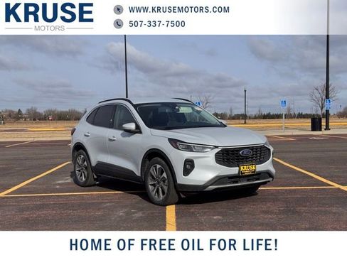 Used 2025 Ford Escape Platinum image 1