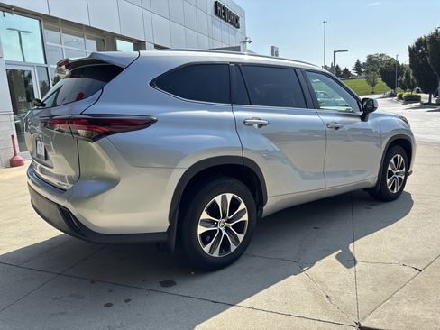 Used 2024 Toyota Highlander XLE AWD/4WD image 6