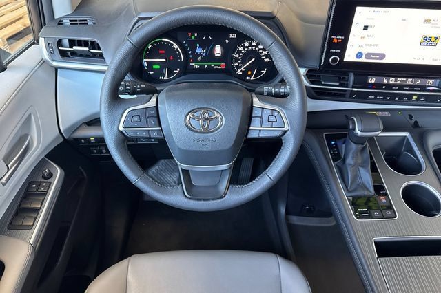 Certified 2026 Toyota Sienna XLE FWD image 18