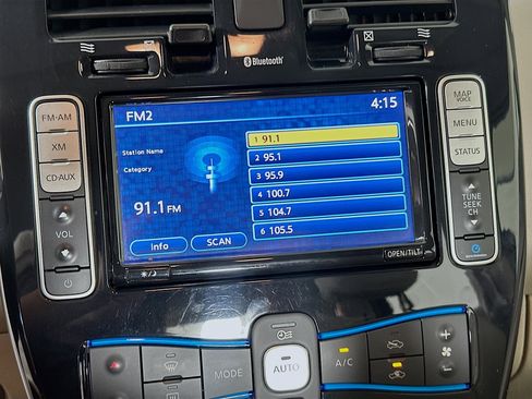 Used 2011 Nissan Leaf SL image 19