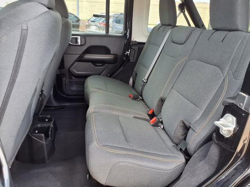 Used 2025 Jeep Wrangler Sahara image 25