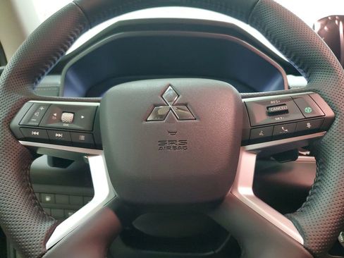 New 2025 Mitsubishi Outlander SE image 23