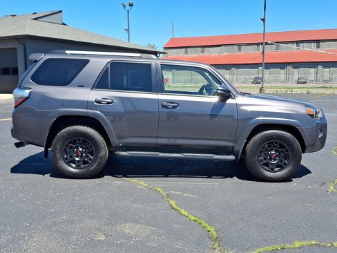 Used 2022 Toyota 4Runner SR5 Premium w/ Moonroof Package RWD image 18