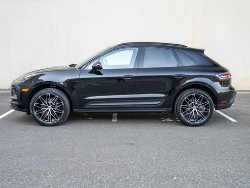 Certified 2025 Porsche Macan image 2
