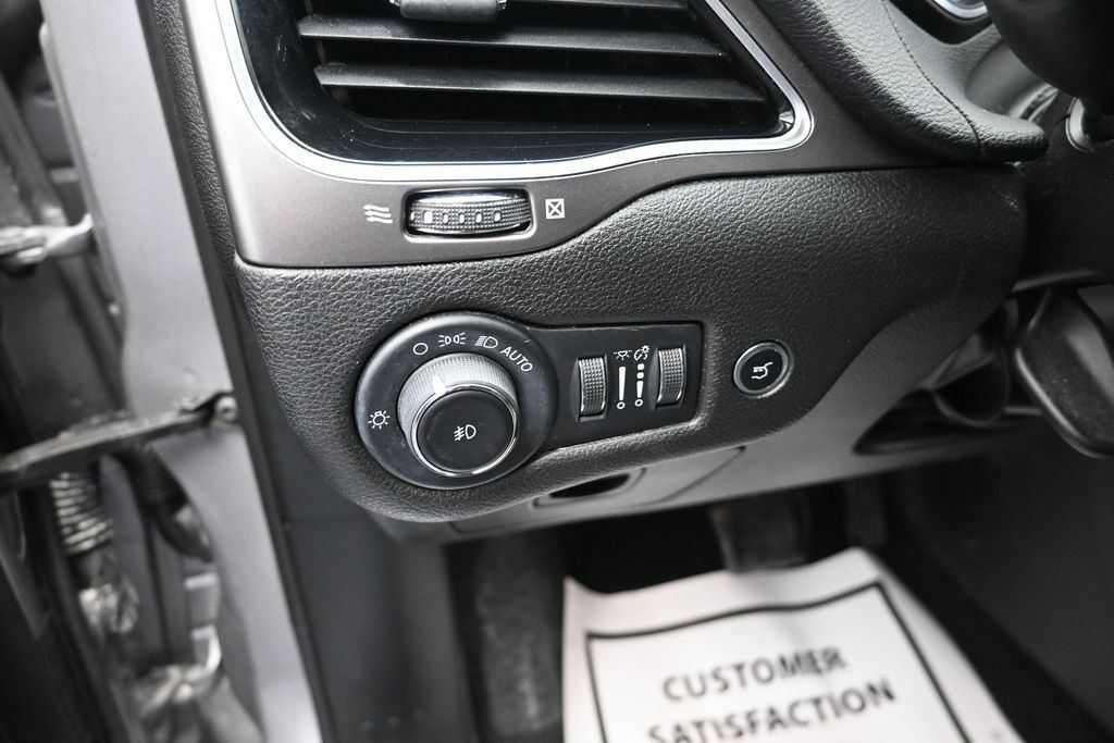 Used 2020 Jeep Cherokee Limited FWD image 12