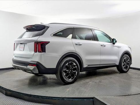 Used 2024 Kia Sorento S FWD image 8