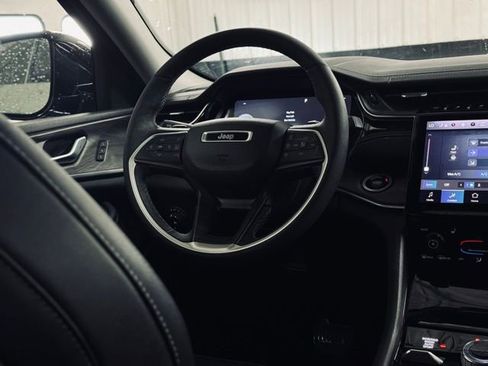 Used 2023 Jeep Grand Cherokee Limited w/ Black Appearance Package image 23