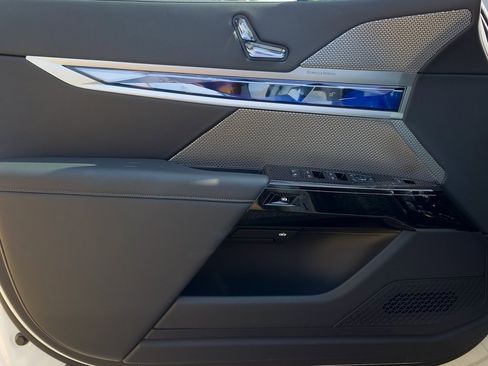 Used 2023 BMW 740i image 11