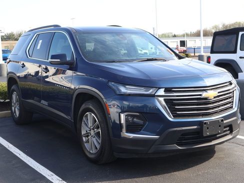 Used 2023 Chevrolet Traverse LT image 3