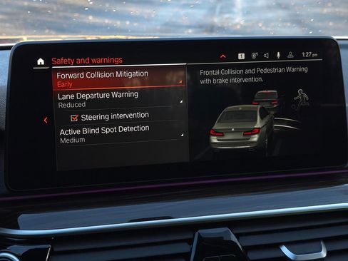 Used 2023 BMW 530e xDrive w/ Premium Package image 36