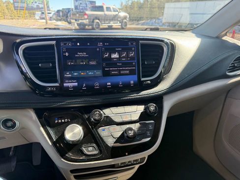 Used 2021 Chrysler Pacifica Touring-L image 15