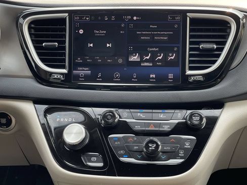 Used 2023 Chrysler Pacifica Touring-L FWD image 32