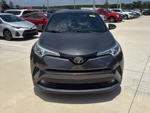 Used 2018 Toyota C-HR XLE FWD image 2