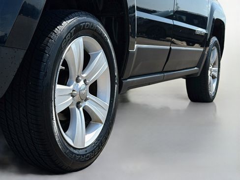 Used 2012 Jeep Patriot Limited AWD/4WD image 9