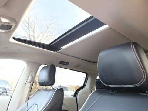 Used 2024 Chrysler Pacifica Limited image 21