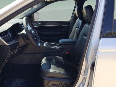 New 2025 Jeep Grand Cherokee Limited RWD image 10