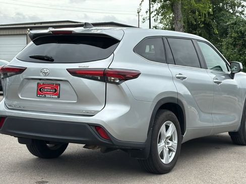 Used 2024 Toyota Highlander LE AWD/4WD image 6