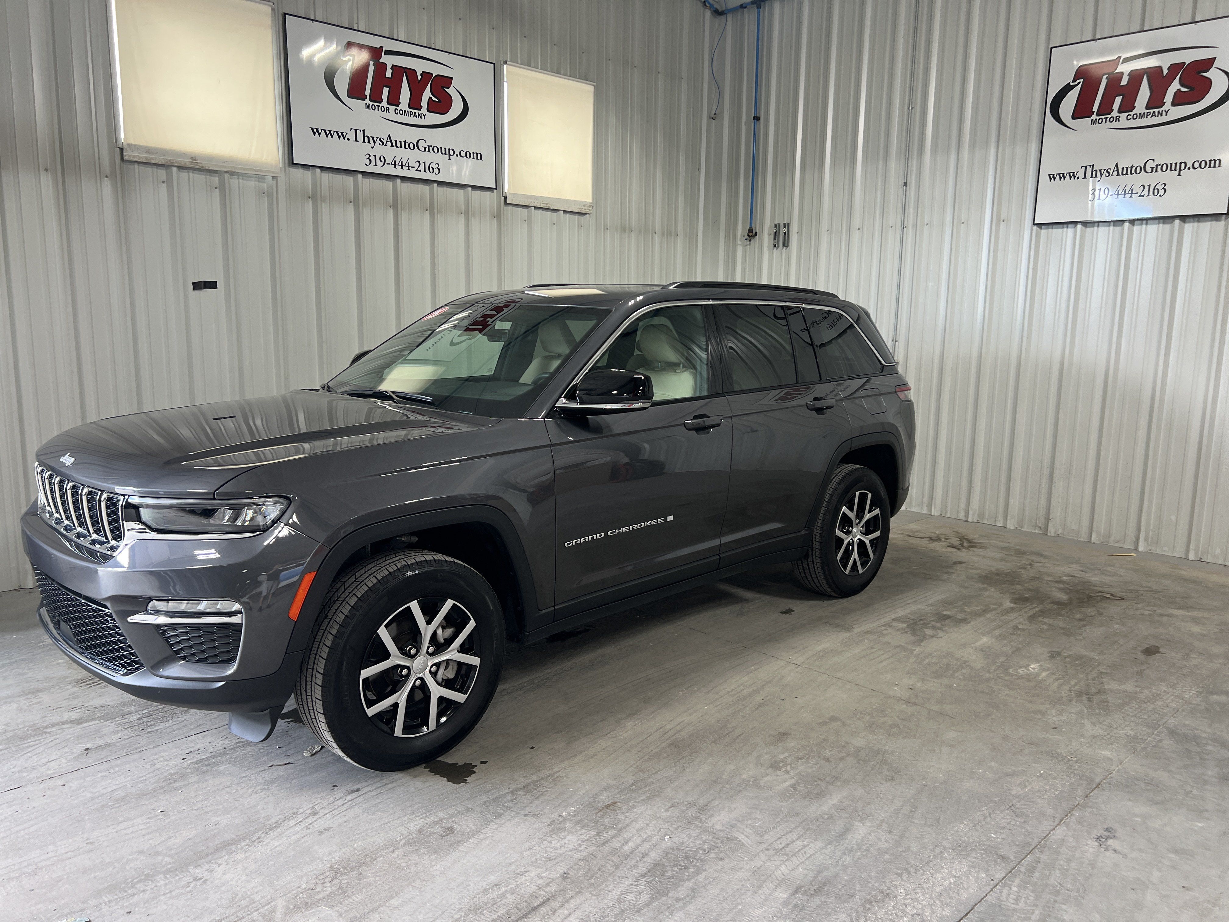 Used 2025 Jeep Grand Cherokee Limited w/ Trailer Tow Package AWD/4WD image 23