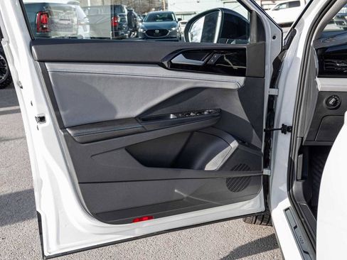 Used 2024 Volkswagen Taos SE image 7