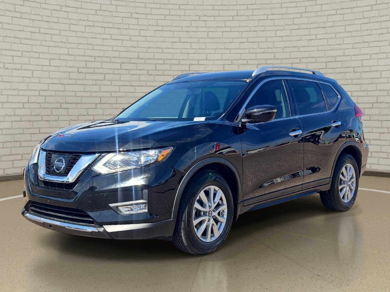 Used 2017 Nissan Rogue SV FWD image 1