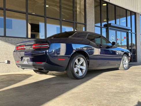 Used 2015 Dodge Challenger SXT image 27