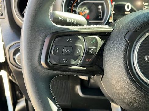 Used 2023 Jeep Gladiator Sport image 9