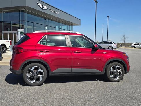 Used 2025 Hyundai Venue Limited image 2