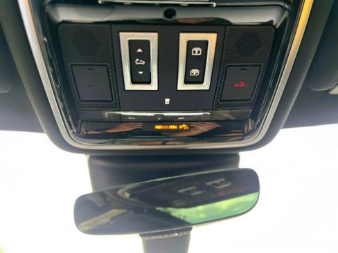 Used 2019 Land Rover Range Rover Velar R-Dynamic SE image 22