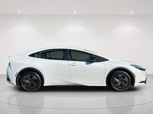 Used 2025 Toyota Prius Plug-In Hybrid FWD image 6