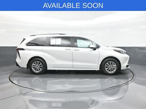 Used 2026 Toyota Sienna XLE FWD image 8
