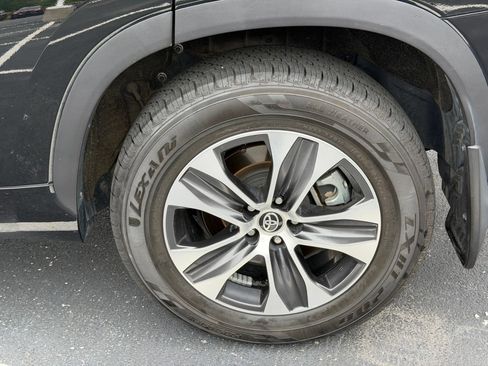 Used 2021 Toyota Highlander XLE AWD/4WD image 32