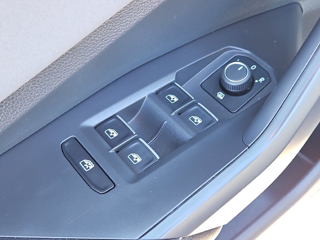 Certified 2025 Volkswagen Jetta SE w/ Sunroof Package FWD image 25