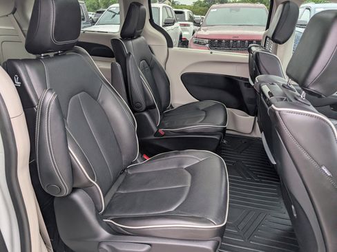 Used 2023 Chrysler Pacifica Limited w/ Uconnect Theater Family Group FWD image 12
