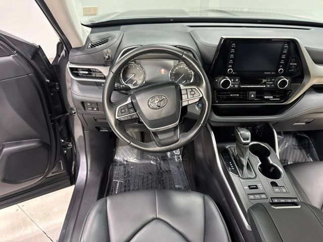 Used 2022 Toyota Highlander XLE AWD/4WD image 15