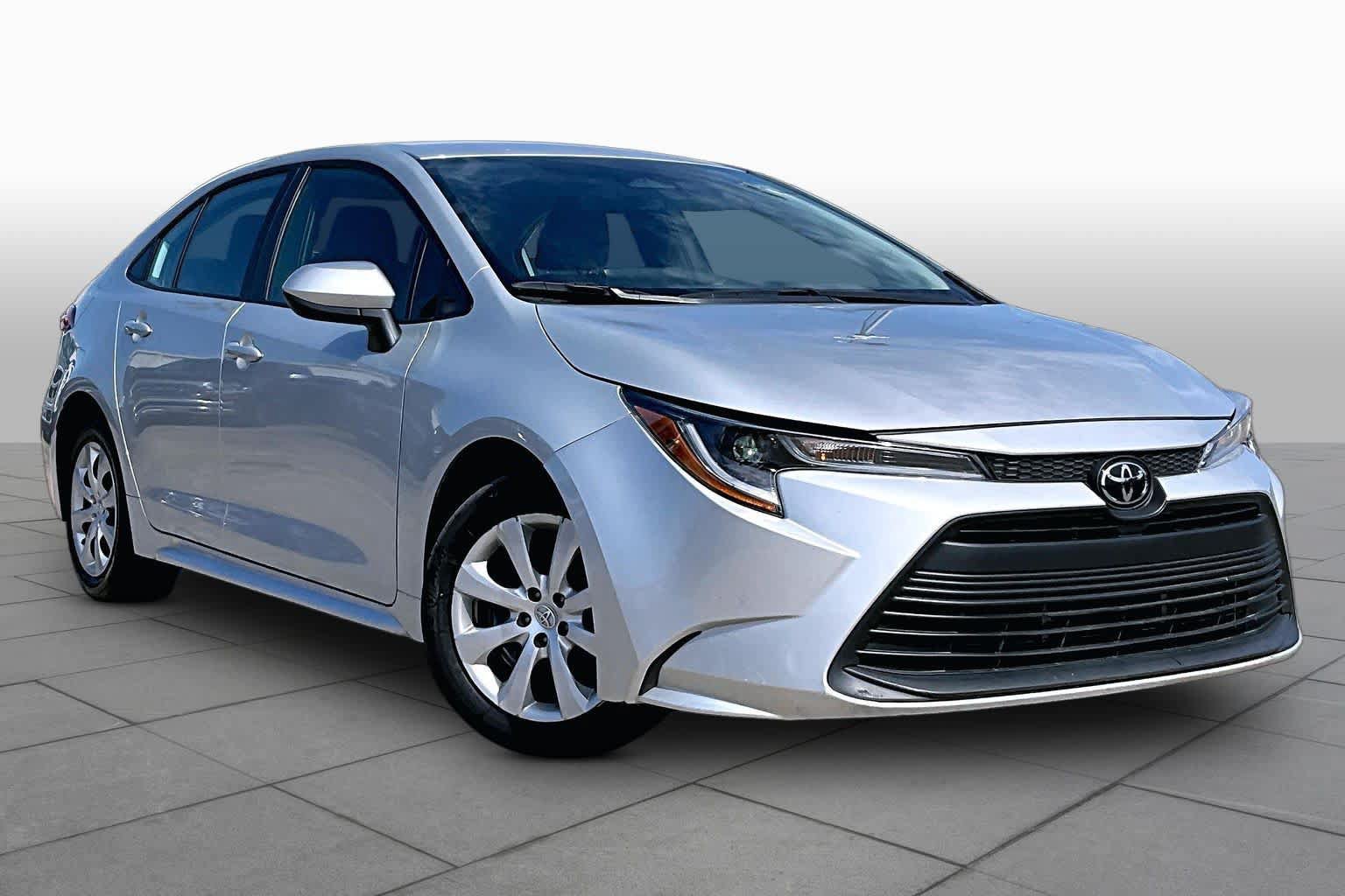 Used 2025 Toyota Corolla LE FWD image 3