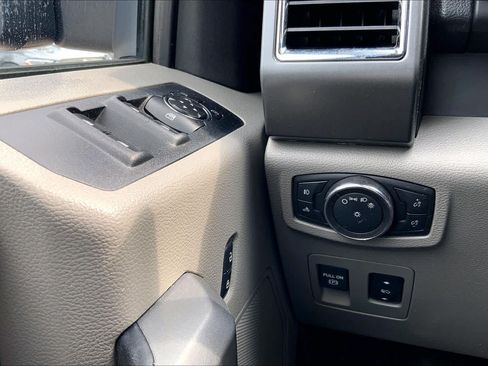Used 2015 Ford F150 XLT w/ Equipment Group 302A Luxury AWD/4WD image 34