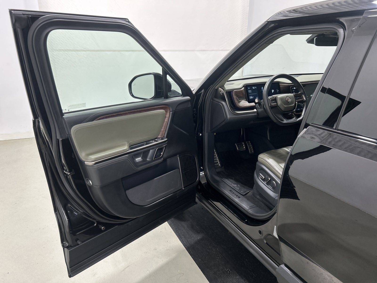 Used 2022 Rivian R1T Adventure AWD/4WD image 16