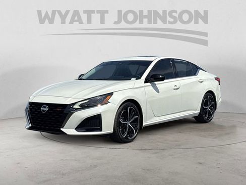 Used 2024 Nissan Altima 2.5 SR w/ SR Premium Package FWD image 1