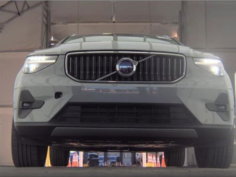 Used 2025 Volvo XC40 B5 Plus image 15