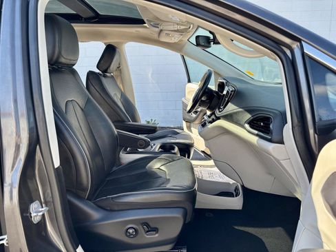 Used 2020 Chrysler Pacifica Limited FWD image 7
