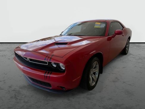 Used 2016 Dodge Challenger SXT RWD image 1