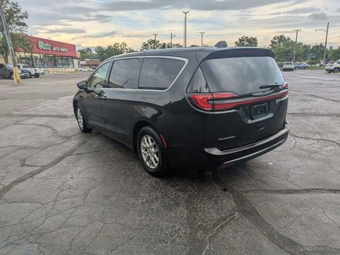 Used 2023 Chrysler Pacifica Touring-L FWD image 3