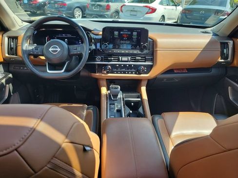 Used 2024 Nissan Pathfinder Platinum FWD image 12