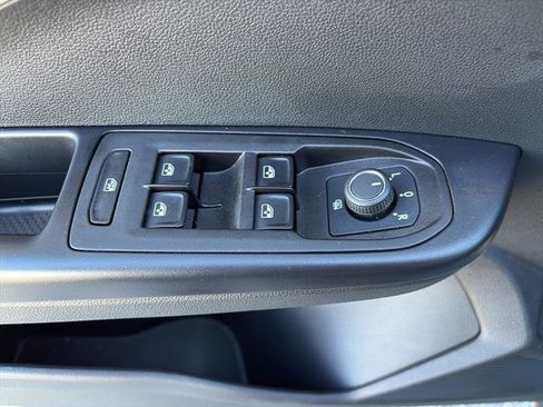 Certified 2025 Volkswagen Taos SE image 15