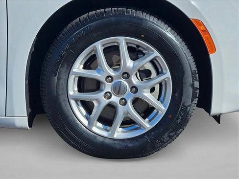 Used 2021 Chrysler Voyager Lxi FWD image 27