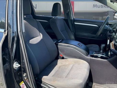 Used 2016 Toyota Highlander LE FWD image 29
