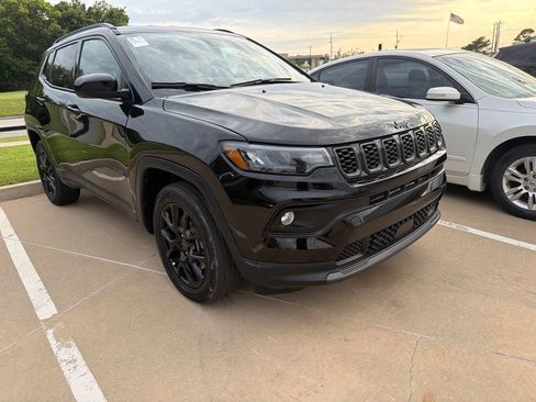 Used 2026 Jeep Compass Latitude AWD/4WD image 3