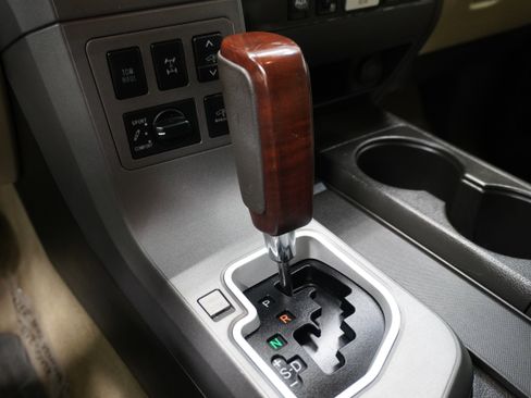 Used 2011 Toyota Sequoia Platinum image 27